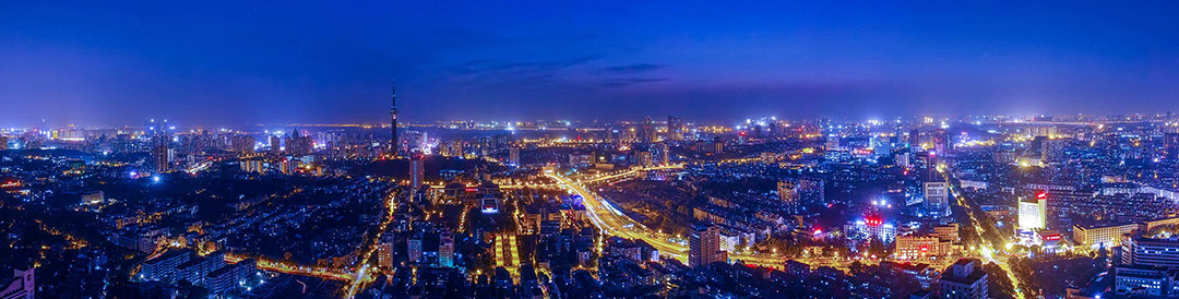 南京是江苏的省会城市,物价水平偏高,消费在全国为中上等。但相比北京、上海等一线城市来讲,还是要低一些。 景点: 南京的景点花费所占比重不高,免费景点很多,收费景点也大多几十元,老人及学生凭证件还可享受半价优惠。南京长江大桥公园门票5元,明城墙门票30元,总统府门票40元。而中山陵、雨花台、南京博物院等景点都是免费开放的。 餐饮: 南京的餐饮支出看游客自身的喜好而定,高低消费均有。有夫子庙、狮子桥美食街上几块钱一份的美味小吃,也有老字号店铺中十几元一碗的鸭血粉丝汤。南京的餐厅大多人均几