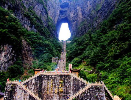 张家界 目的地介绍  2张家界天门山景区 天门山高1518.