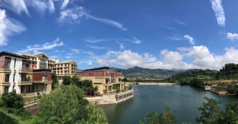 青岛融海世园酒店是一家度假型四星级酒店,位于青岛市崂山区天水路10号,距青岛世园会区0.5公里,地理位置优越,于2017年7月试营业。酒店配有高档客房116间,有可同时容纳400人就餐的宴会大厅和单间,不同规模各类会议室3个。青岛融海世园酒店以鲁菜及本地海鲜为特色,饭菜选料考究、做工精细、口味纯正,以清、淡、鲜、嫩为主要元素,在鲁菜各流派中独树一帜。其中宴会大厅是各位新人举办婚礼的绝佳场所,我们将竭诚为新人们提供优质的服务,给您留下一段难忘的回忆。