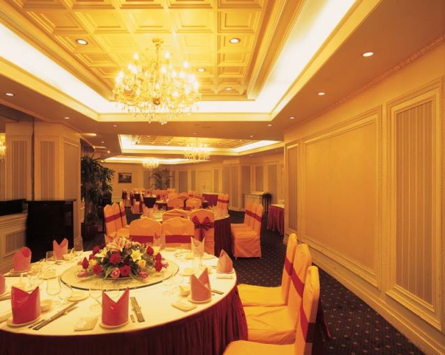 汕头金海湾(嘉柏)大酒店是粤东地区首家五星级商务酒店,交通、商务、娱乐、购物便利。 作为城市地标,酒店位于汕头市中心繁华的商业金融黄金地带,毗邻万象城、林百欣会展中心、苏宁广场,步行5分钟可达酒吧街。 酒店距机场、高铁快线均只有50分钟车程,作为机场快线和高铁快线的始发站,每天有15个机场快线的班次发往潮汕机场,12个高铁快线的班次发往沙溪高铁潮汕站,出行更加舒心快捷 酒店拥有各类不同格调的客房;专业会议中心规模大、功能齐全;提供正宗潮菜、西餐的中西餐厅餐位近2000个;各项商务及康乐休闲设施一应俱全。