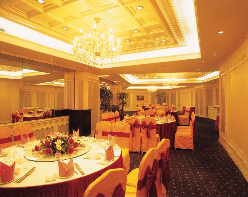 汕头金海湾(嘉柏)大酒店是粤东地区首家五星级商务酒店,交通、商务、娱乐、购物便利。 作为城市地标,酒店位于汕头市中心繁华的商业金融黄金地带,毗邻万象城、林百欣会展中心、苏宁广场,步行5分钟可达酒吧街。 酒店距机场、高铁快线均只有50分钟车程,作为机场快线和高铁快线的始发站,每天有15个机场快线的班次发往潮汕机场,12个高铁快线的班次发往沙溪高铁潮汕站,出行更加舒心快捷 酒店拥有各类不同格调的客房;专业会议中心规模大、功能齐全;提供正宗潮菜、西餐的中西餐厅餐位近2000个;各项商务及康乐休闲设施一应俱全。