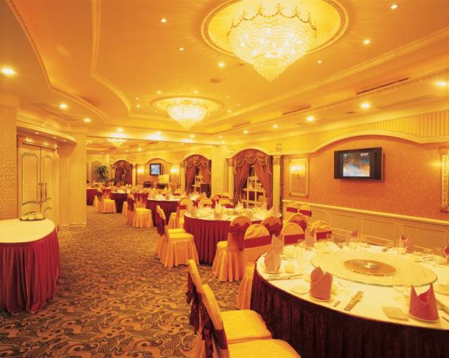 汕头金海湾(嘉柏)大酒店是粤东地区首家五星级商务酒店,交通、商务、娱乐、购物便利。 作为城市地标,酒店位于汕头市中心繁华的商业金融黄金地带,毗邻万象城、林百欣会展中心、苏宁广场,步行5分钟可达酒吧街。 酒店距机场、高铁快线均只有50分钟车程,作为机场快线和高铁快线的始发站,每天有15个机场快线的班次发往潮汕机场,12个高铁快线的班次发往沙溪高铁潮汕站,出行更加舒心快捷 酒店拥有各类不同格调的客房;专业会议中心规模大、功能齐全;提供正宗潮菜、西餐的中西餐厅餐位近2000个;各项商务及康乐休闲设施一应俱全。