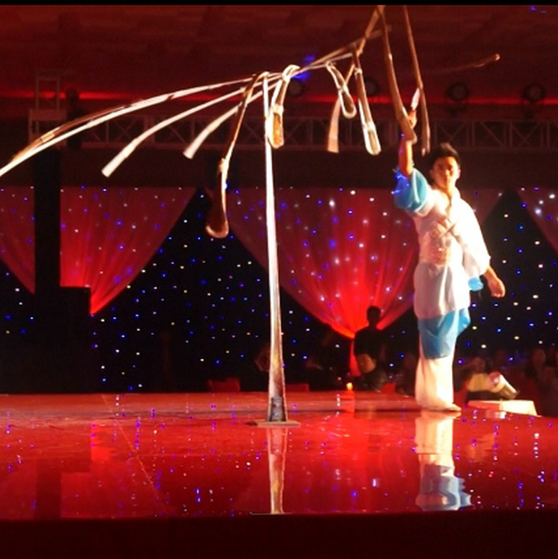 一根羽毛平衡术表演y005410