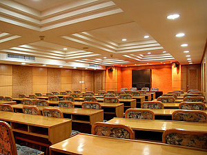 南京白鹭宾馆会议场地-会议厅-课桌布置
