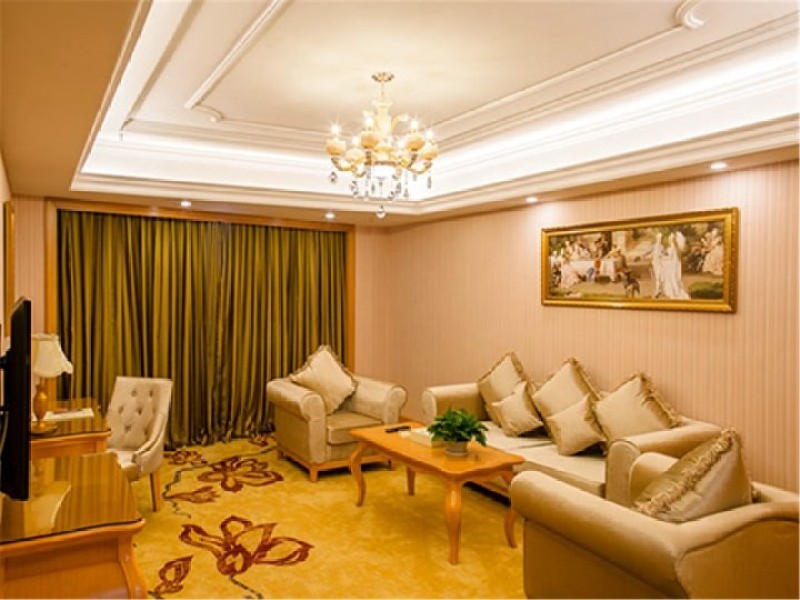 174间 客房数量 双标房:80间客房参考价:￥298 销售联系人1 肖雪 139*