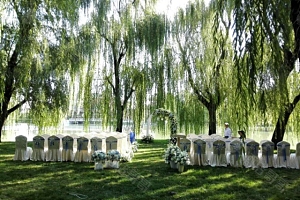 映月湖畔婚礼仪式区