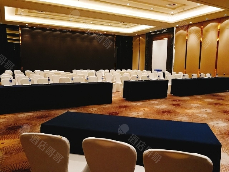 120人课桌 剧院式摆台