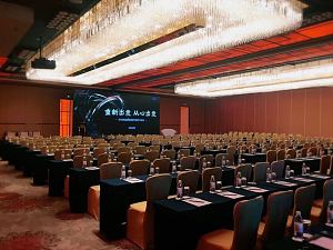 南京紫峰绿地洲际酒店会议场地-钟山1+2厅课桌