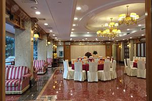 富丽宫餐厅可容纳120人用餐