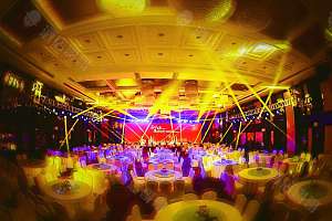 大宴会厅650平米，层高灯下5.5米，最多可容纳400人用餐
