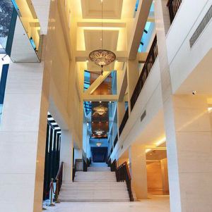上海太阳岛度假酒店会议场地-大堂通往2楼楼梯